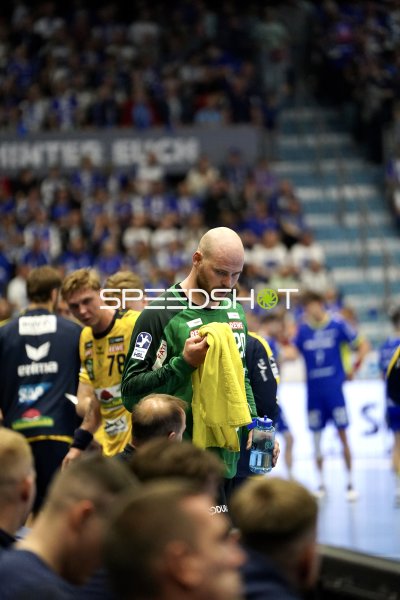Mike Jensen (#20; Rhein Neckar Löwen) an der Seitenlinie in der SCHWALBE arena