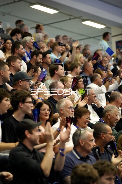 Fans feiern in der SCHWALBE arena in Gummersbach