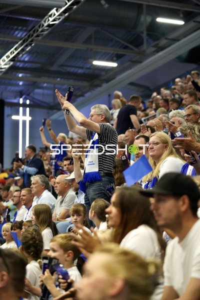 VfL Gummersbach Fans feiern in der SCHWALBE arena