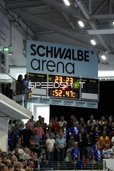 Anzeigetafel in der SCHWALBE arena beim Spielstand 23:23