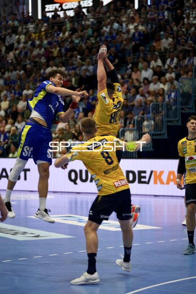Julian Köster (#7; VfL Gummersbach) im Zweikampf gegen Jannik Kohlbacher (#80; Rhein Neckar Löwen)