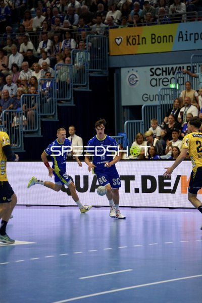 Miro Schluroff (#15; VfL Gummersbach) mit Ball im Angriff