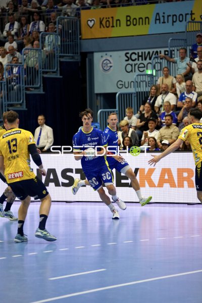 Tilen Kodrin (#5; VfL Gummersbach) im Angriff gegen Rhein Neckar Löwen