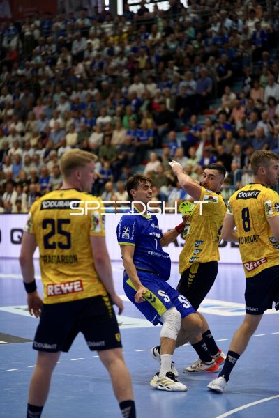 Julian Köster (#7; VfL Gummersbach) im Zweikampf gegen Jannik Kohlbacher (#80; Rhein Neckar Löwen)