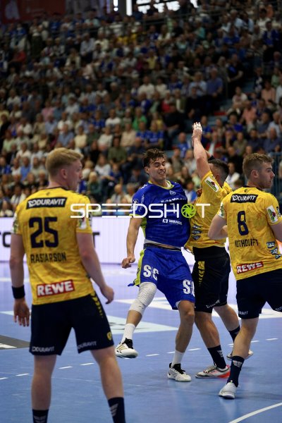 Julian Köster (#7; VfL Gummersbach) im Zweikampf gegen Rhein Neckar Löwen