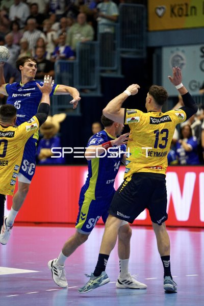 Miro Schluroff (#15; VfL Gummersbach) beim Sprungwurf gegen Rhein Neckar Löwen