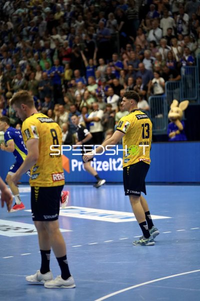 Sebastian Heymann (#13; Rhein Neckar Löwen) und Tim Nothdurft (#8) in der SCHWALBE arena