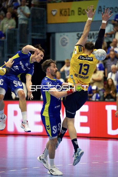 Sebastian Heymann (#13; Rhein Neckar Löwen) im Zweikampf gegen VfL Gummersbach