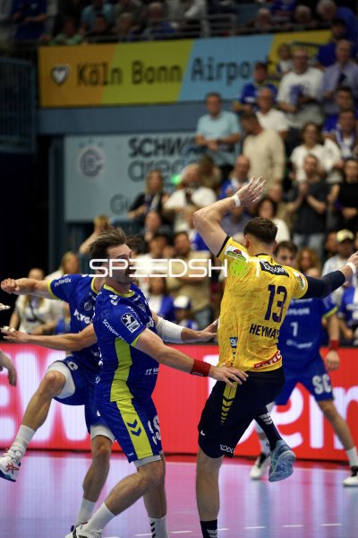 Sebastian Heymann (#13; Rhein Neckar Löwen) im Zweikampf gegen VfL Gummersbach