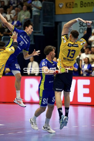 Miro Schluroff (#15; VfL Gummersbach) im Sprungwurf gegen Sebastian Heymann (#13; Rhein Neckar Löwen)