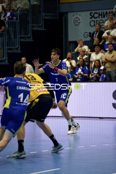 Julian Köster (#7; VfL Gummersbach) im Zweikampf gegen Rhein Neckar Löwen