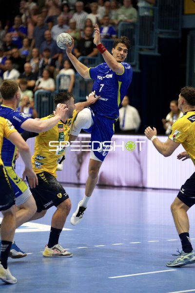 Julian Köster (#7; VfL Gummersbach) beim Sprungwurf gegen Rhein Neckar Löwen