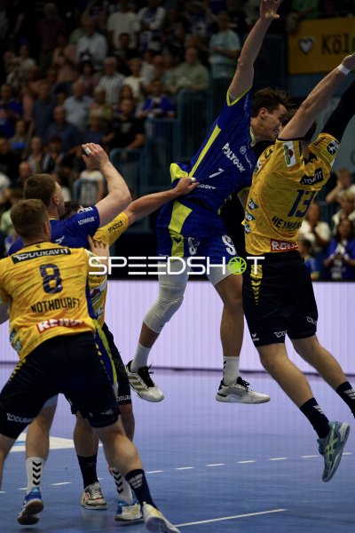 Julian Köster (#7; VfL Gummersbach) im Sprungwurf gegen Rhein Neckar Löwen