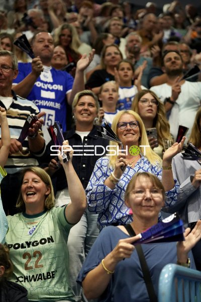 VfL Gummersbach Fans feiern in der SCHWALBE arena
