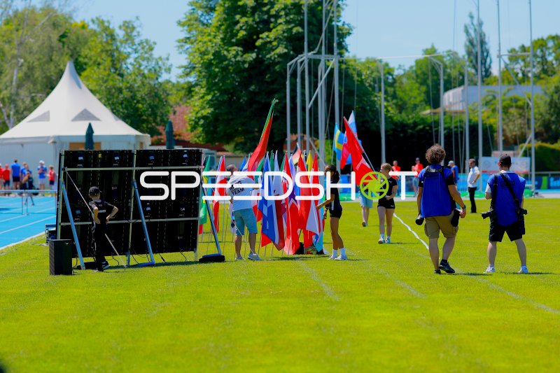 Flaggenträger und Helfer bereiten Zeremonie im Michael-Hoffmann-Stadion vor