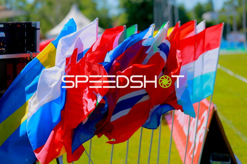 Länderflaggen im Wind beim Leichtathletik-Meeting in Mannheim