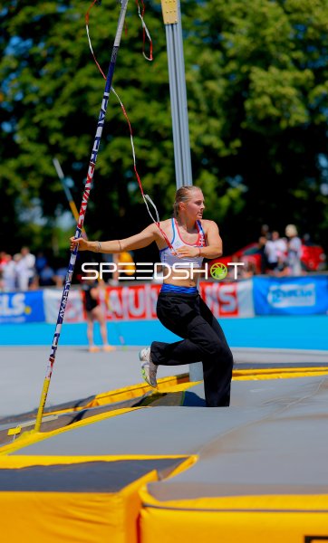 Stabhochsprung-Athletin beim Anlauf im Michael-Hoffmann-Stadion Mannheim