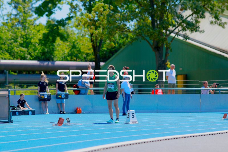 Nils Hofmann (#90) vor dem Start im 400m-Hürdenlauf in Mannheim