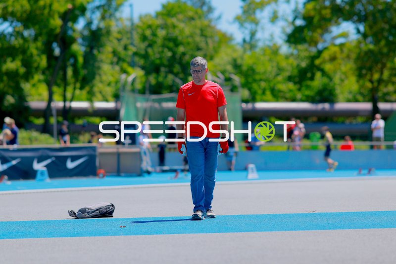 Offizieller auf der Tartanbahn beim Leichtathletik-Meeting in Mannheim