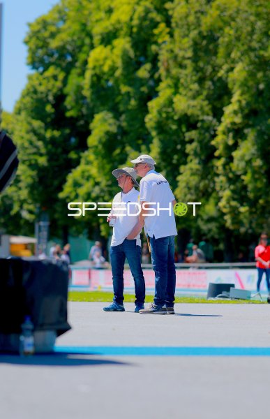Zwei Kampfrichter im Gespräch beim Leichtathletik-Meeting in Mannheim