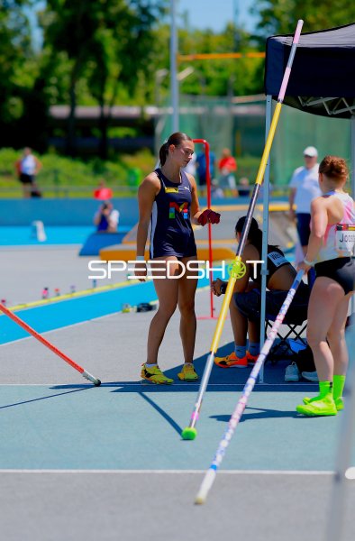 Stabhochsprung-Athletin bei Wettkampfvorbereitung im Michael-Hoffmann-Stadion Mannheim