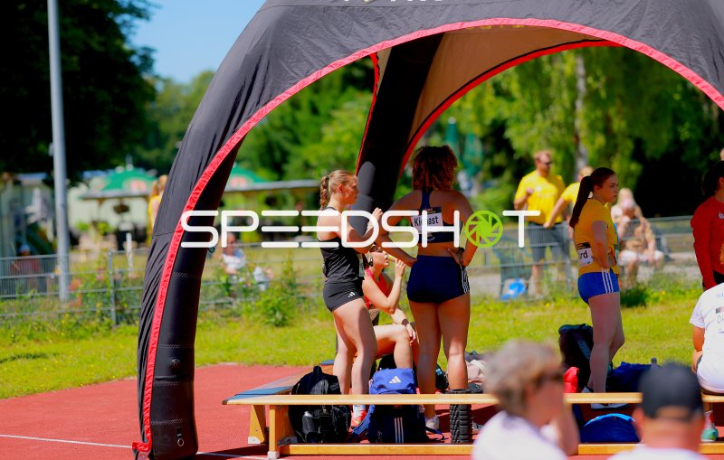 Nova Queen Kienast (#21; Berlin Athletics Capital Club) wartet unter Zelt auf ihren Wettkampf