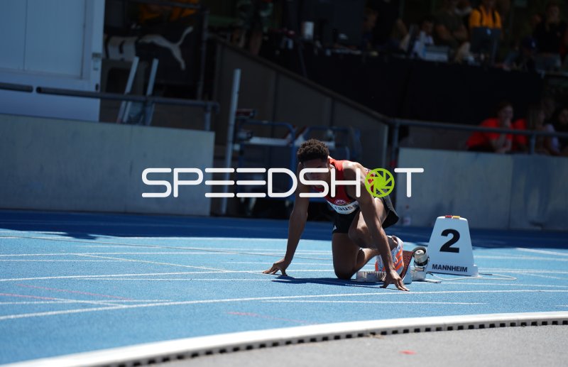 Sprinter von Eintracht Frankfurt in den Startblöcken in Mannheim