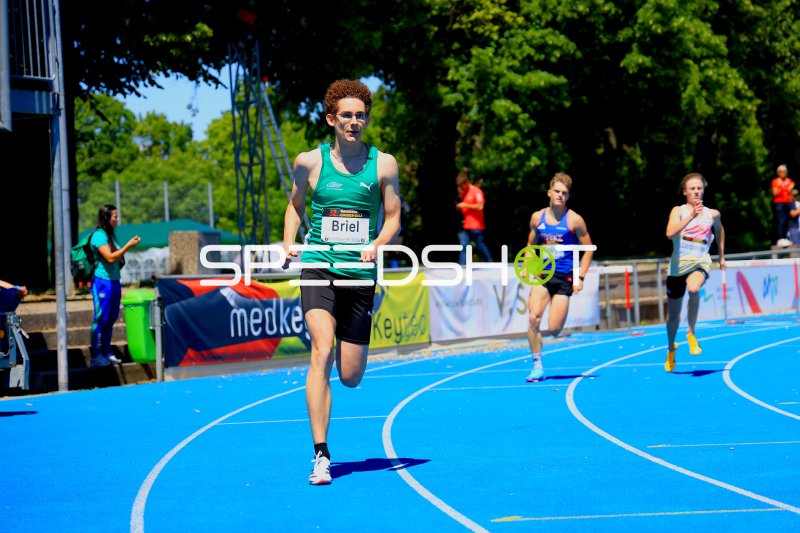 Raphael Briel (#363) führt beim 400m-Hürden im Michael-Hoffmann-Stadion Mannheim