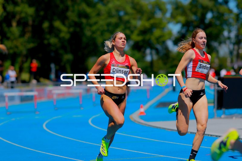 Klara Dünser (#364) und Pia Siedler (#48) beim 400m-Hürdenlauf in Mannheim