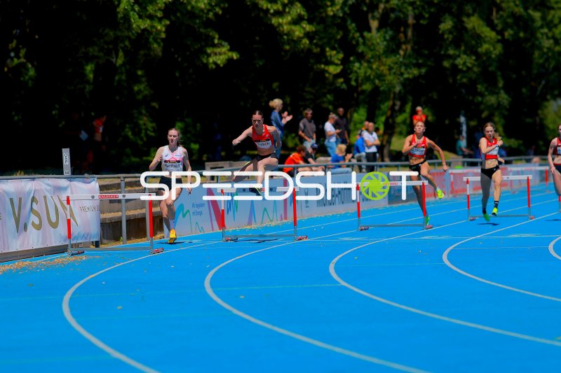 Ellemieke Maenhoudt (#110) beim 400m-Hürden im Michael-Hoffmann-Stadion Mannheim