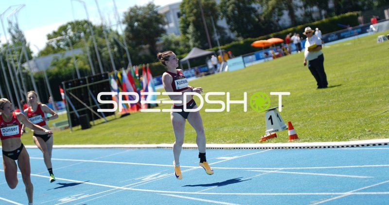 Klara Dünser beim 400m-Hürdenlauf im Michael-Hoffmann-Stadion Mannheim