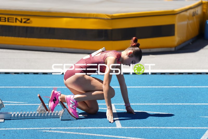 Athletin in den Startblöcken beim Sprint im Michael-Hoffmann-Stadion Mannheim