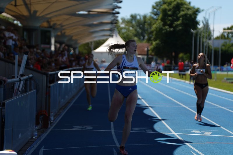 Lynn Pöppelmann (#400) beim 400m-Hürdenlauf im Michael-Hoffmann-Stadion Mannheim