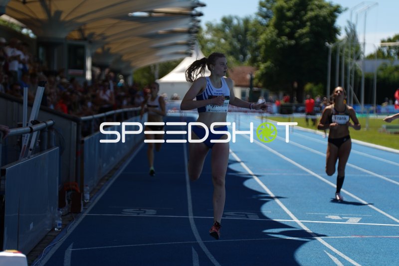 Lynn Pöppelmann (#400) im 400m-Hürdenlauf beim Meeting Mannheim
