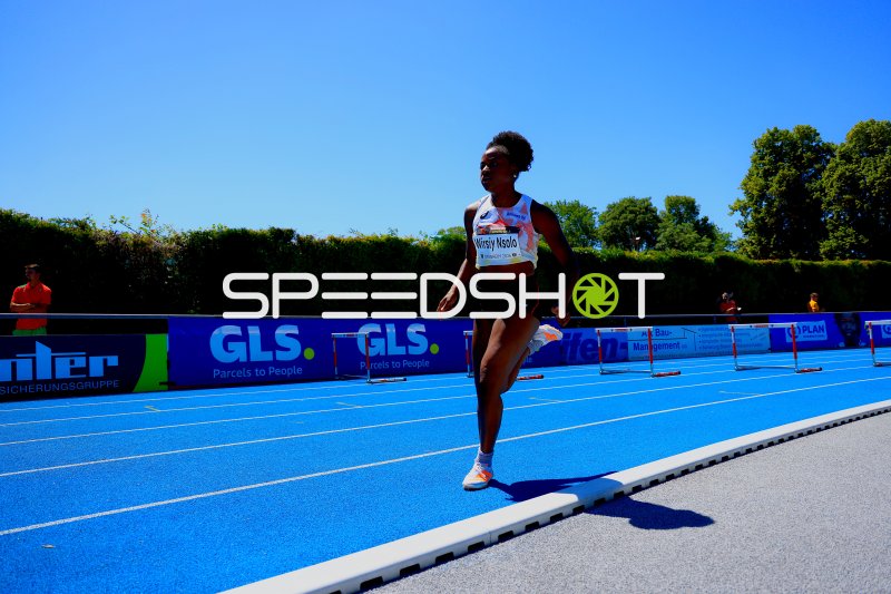 Solii Wirsiy Nsolo (#142) beim 400m-Hürdenlauf im Michael-Hoffmann-Stadion