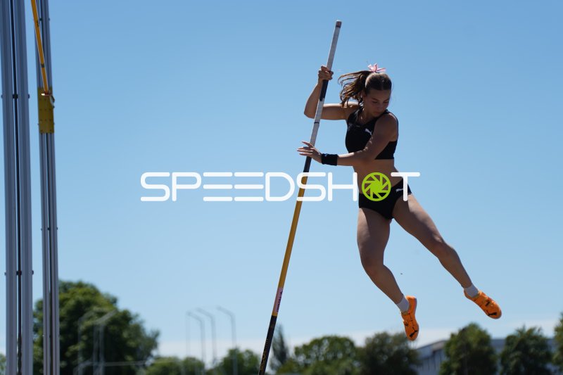 Stabhochsprung-Athletin beim Absprung im Michael-Hoffmann-Stadion Mannheim