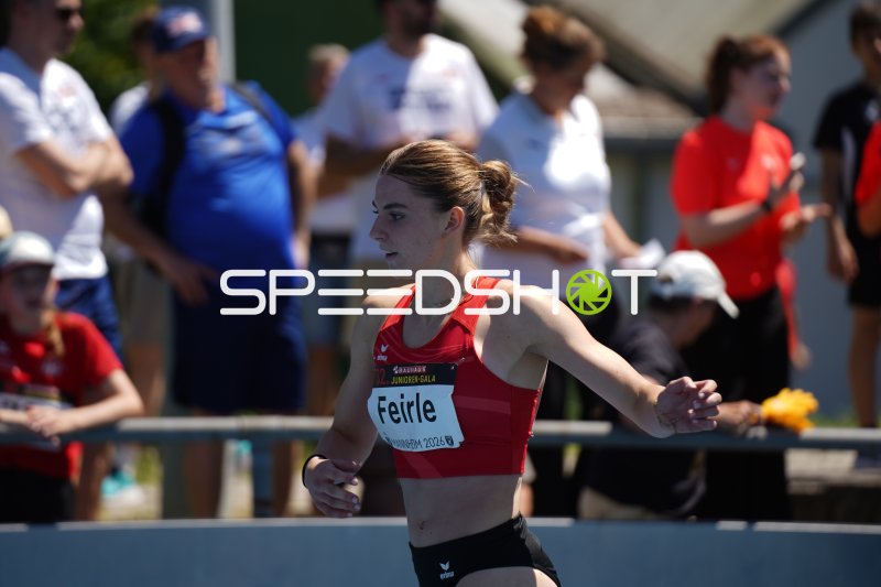 Rebekka Feirle (#474) beim 400m-Hürdenlauf beim Bauhaus Junioren-Gala Mannheim