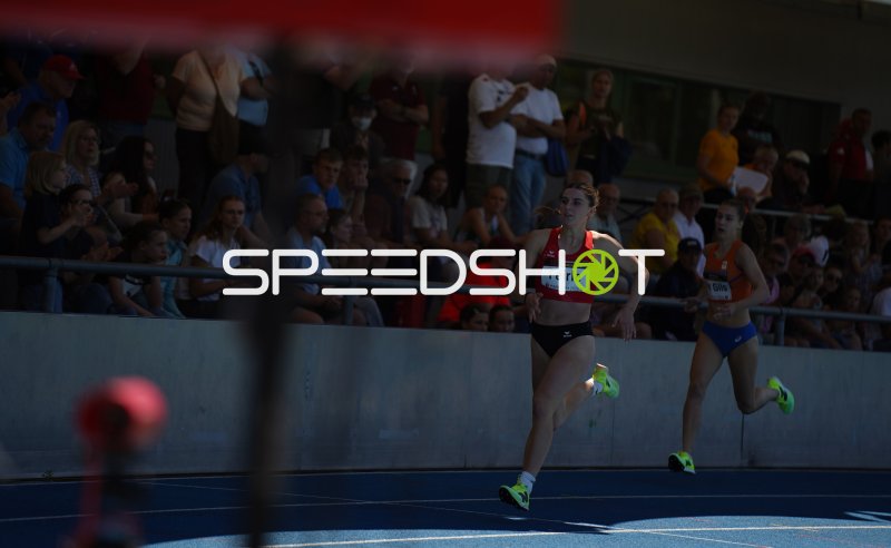 Rebekka Feirle beim 400m-Hürdenlauf im Michael-Hoffmann-Stadion Mannheim