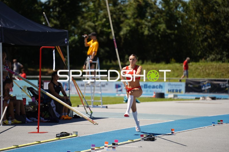 Athletin beim Stabhochsprung-Anlauf im Michael-Hoffmann-Stadion Mannheim