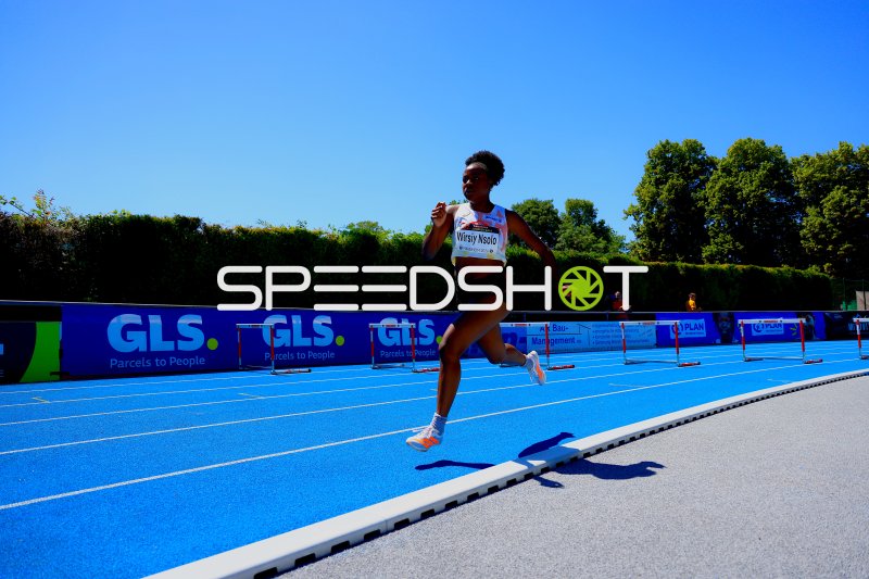Solii Wirsiy Nsolo (#142) beim 400m-Hürdenlauf im Michael-Hoffmann-Stadion