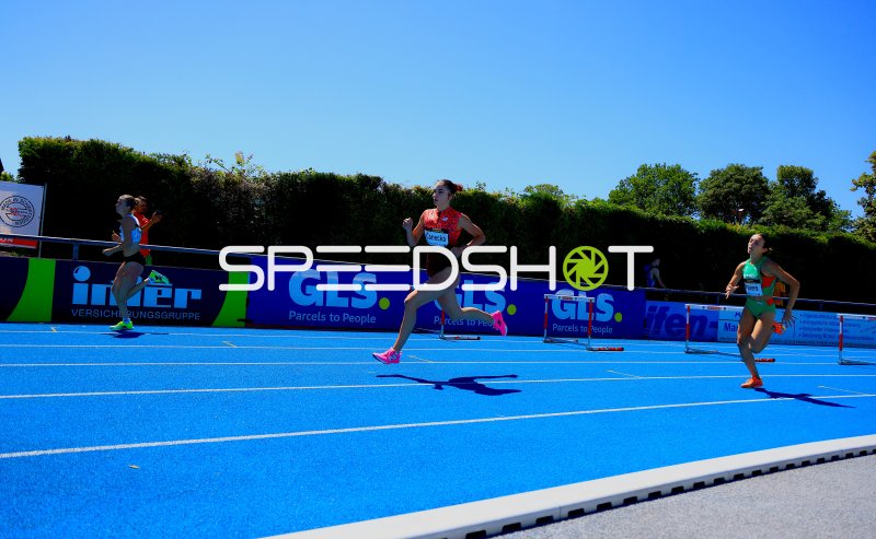 Nina ČANECKÁ (#339) beim 400m-Hürdenlauf im Michael-Hoffmann-Stadion Mannheim