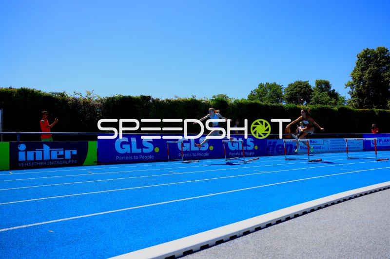 Hürdenläuferinnen im Wettkampf beim 400m-Hürden im Michael-Hoffmann-Stadion