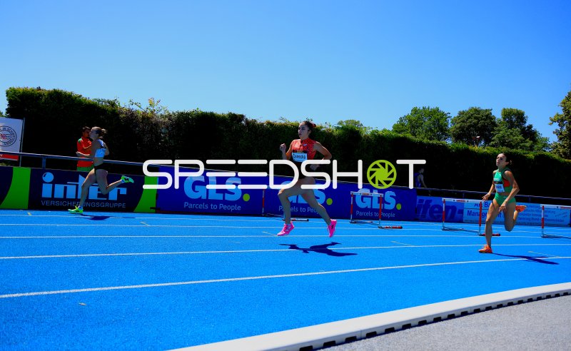 Nina Čanecká (#339) im 400m-Hürdenlauf beim Meeting in Mannheim