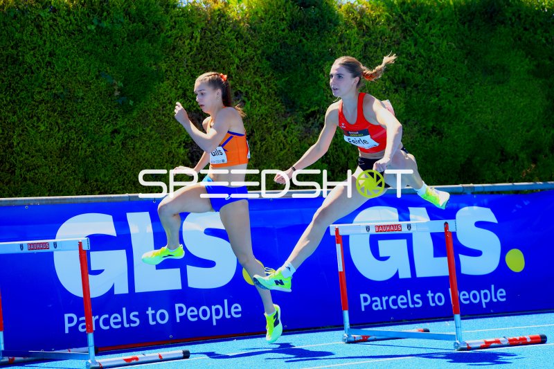 Rebekka Feirle und Zoë Van Gils beim 400m-Hürdenlauf in Mannheim