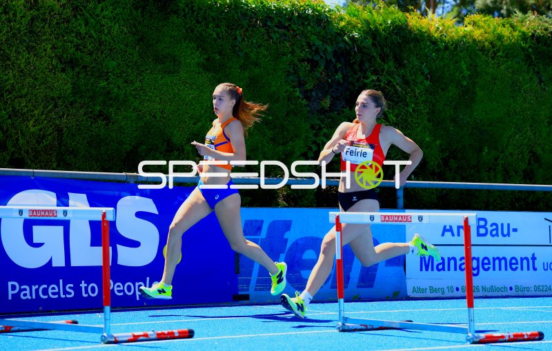 Rebekka Feirle beim 400m-Hürdenlauf im Michael-Hoffmann-Stadion Mannheim