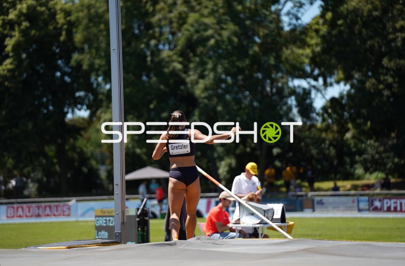 Lotte Gretzler (#415) beim Stabhochsprung im Michael-Hoffmann-Stadion Mannheim