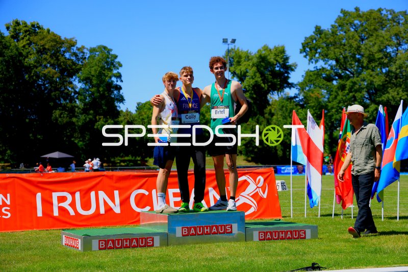 Raphael Briel (#363) bei der Siegerehrung 400m Hürden in Mannheim
