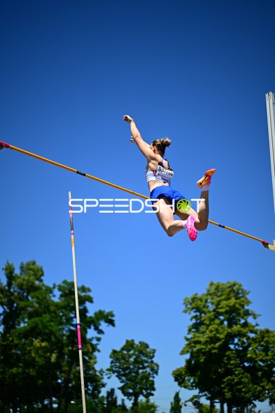 Liana Bološová (#338) beim Stabhochsprung in Mannheim