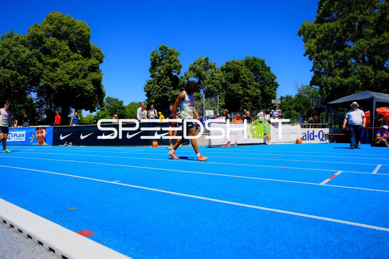 Athlet beim Sprint auf der blauen Tartanbahn im Michael-Hoffmann-Stadion Mannheim