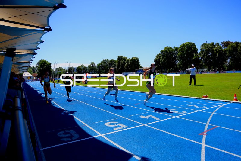Xenia Buri (#310) und Lily Bradley (#181) im Sprint-Wettkampf in Mannheim